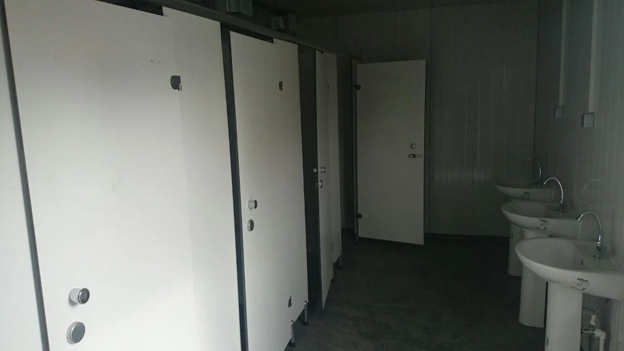 Insulated temporary event washroom building with ventilation openings