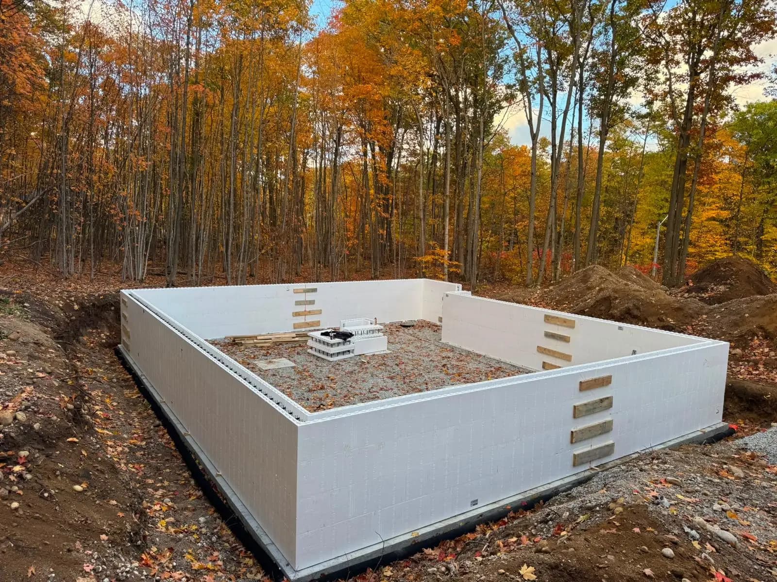 A straight, reinforced wall system within a demanding site
